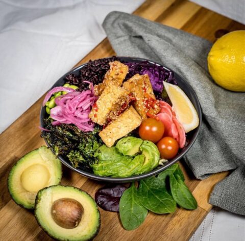 Bowl med grillad halloumi, avokado, rödkål och tomat