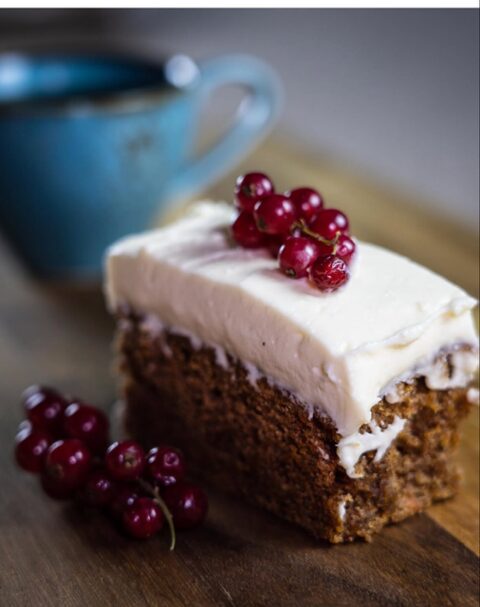 Bit morotskaka med frosting och röda vinbär