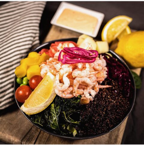 Lunchbowl med handskalade räkor, grönsaker och citron