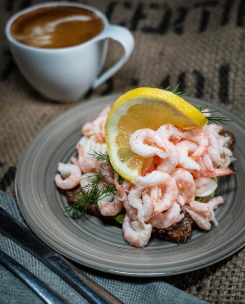 Räksmörgås med handskalade räkor, dill och citron
