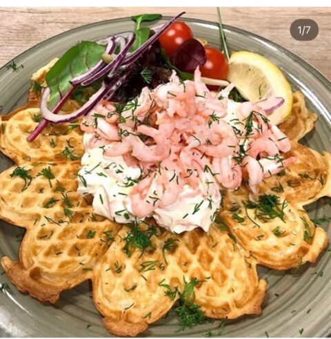 Matvåffla Skagen med skagenröra, handskalade räkor och citron