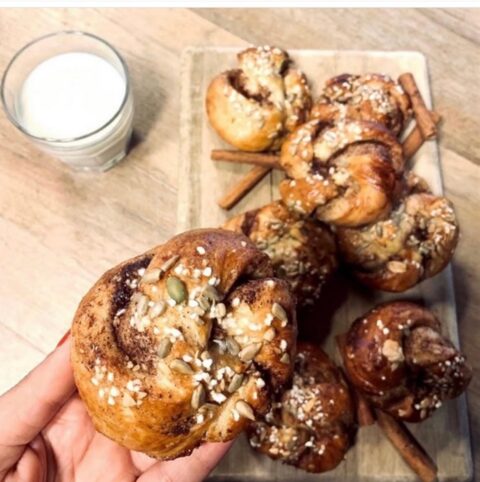 Nybakade surdegsbullar med kanel och kardemumma